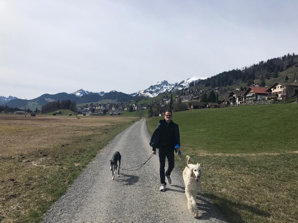 Léo on Tour Schweizer Berge